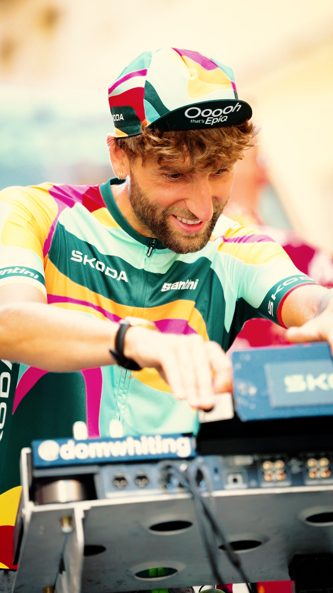 Dom Whiting DJ ride in Škoda EPIQ kit
