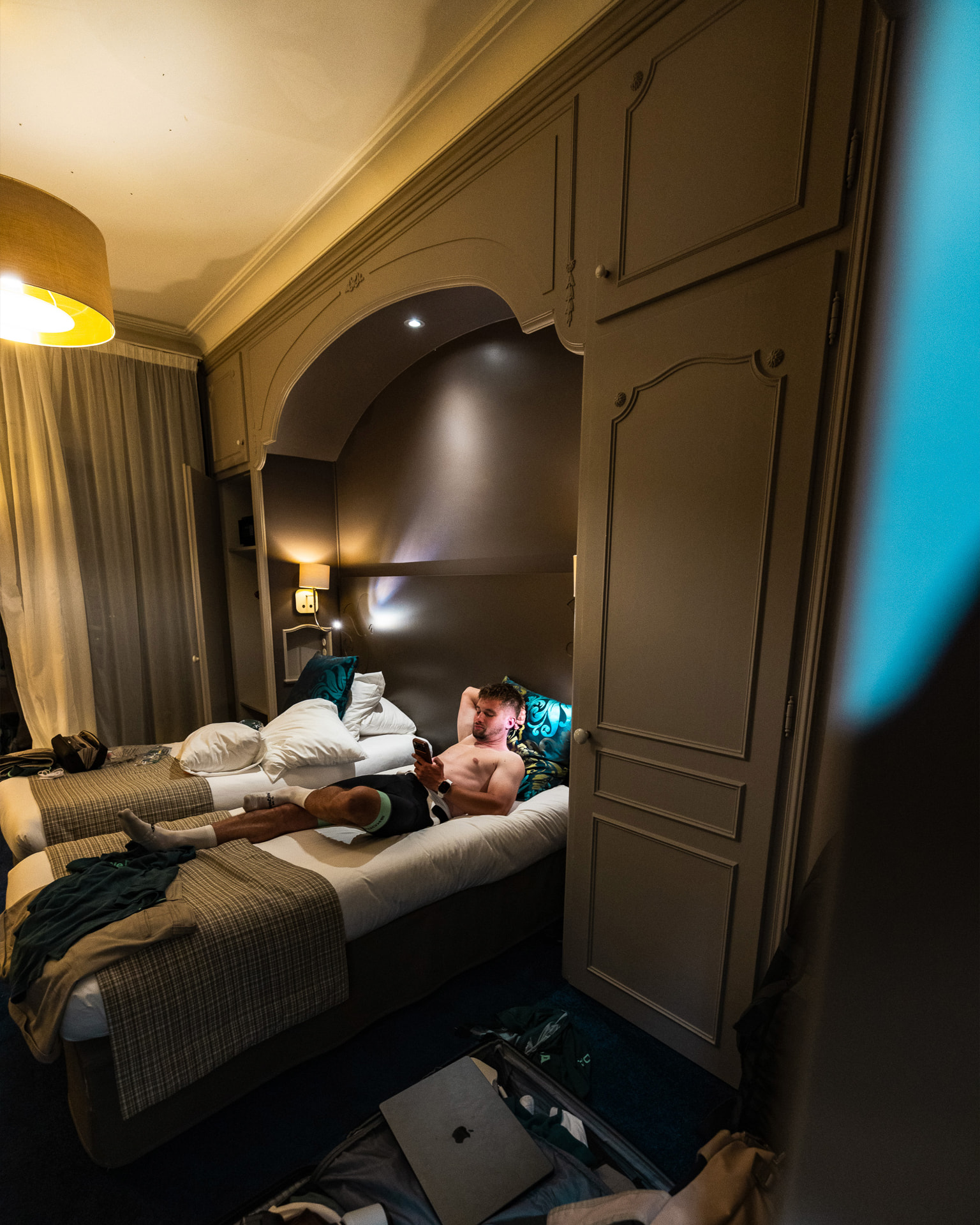 HOTEL ROOM, 01:00 — ROUGH BTS
